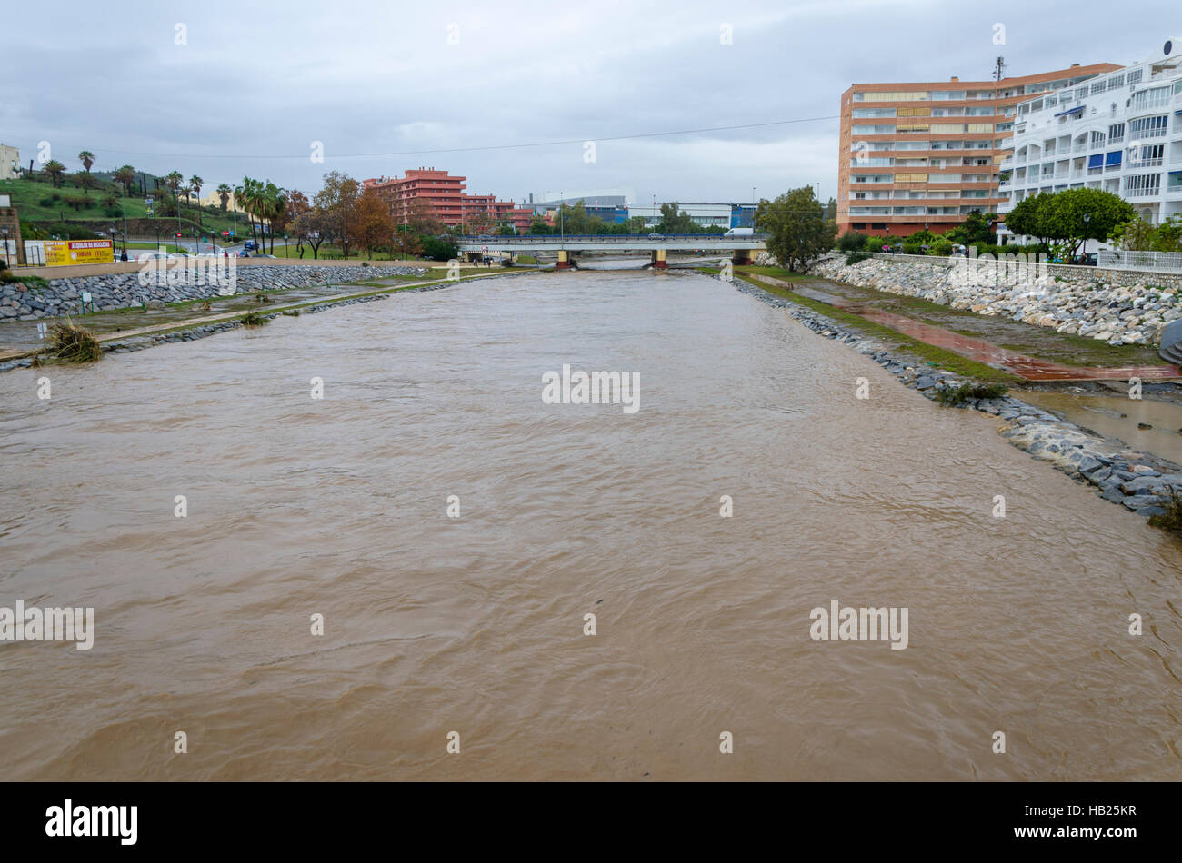 Fuengirola, Andalucía, España. 4 de diciembre, del río Fuengirola se convierte en Flash Flood en la desembocadura del río. 2016. Crédito: Perry van Munster/ Alamy Live News Foto de stock