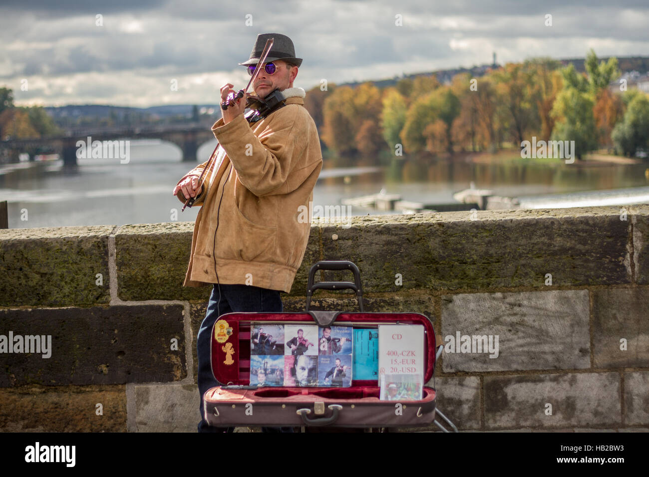El violinista en el Puente de Carlos en Praga Foto de stock