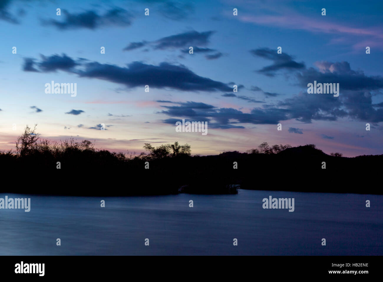 Atardecer sobre el río Kunene. Foto de stock