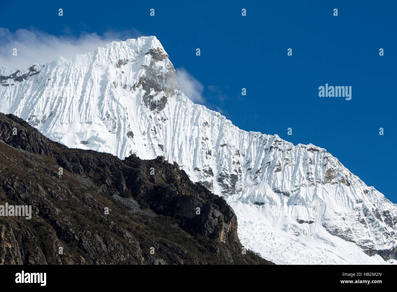La Cordillera Blanca, la montaña de Huaraz en Perú Foto de stock