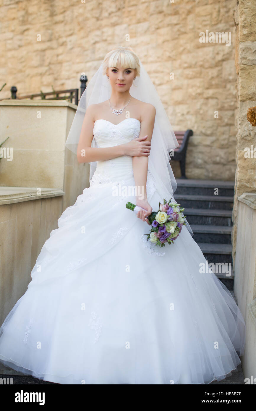 Novia rubia en vestido blanco Foto de stock