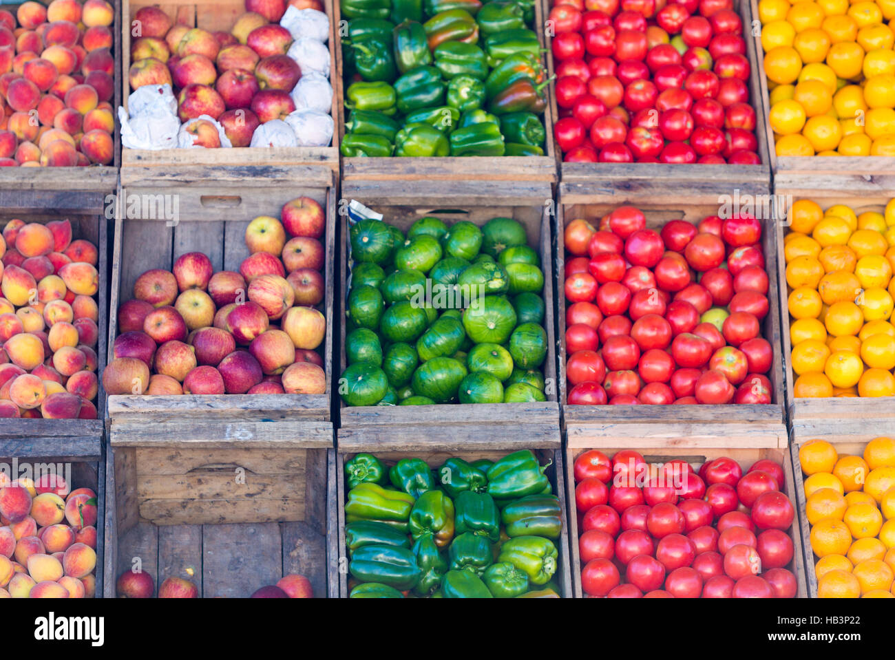 Frutas frescas en un puesto en el mercado Foto de stock