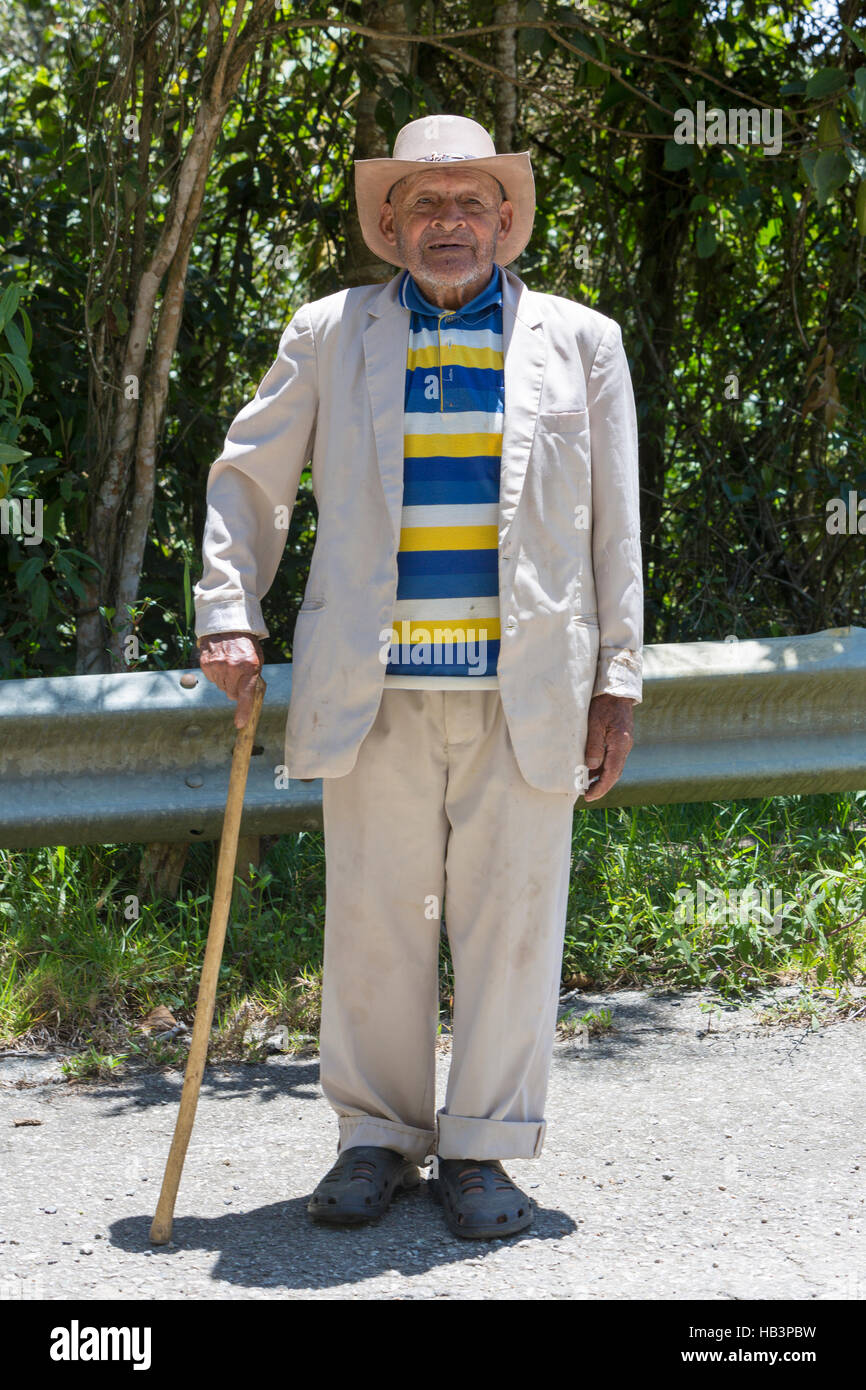 Viejo hombre senior posando delante de la cámara, el estilo de vida en Venezuela Foto de stock