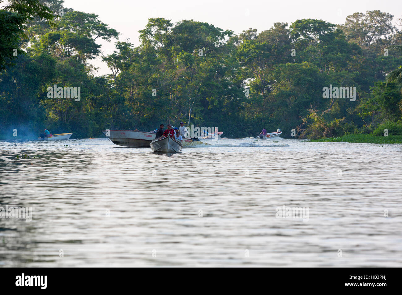 Los barcos de la velocidad crucero sobre el río Maracaibo, Venezuela Foto de stock