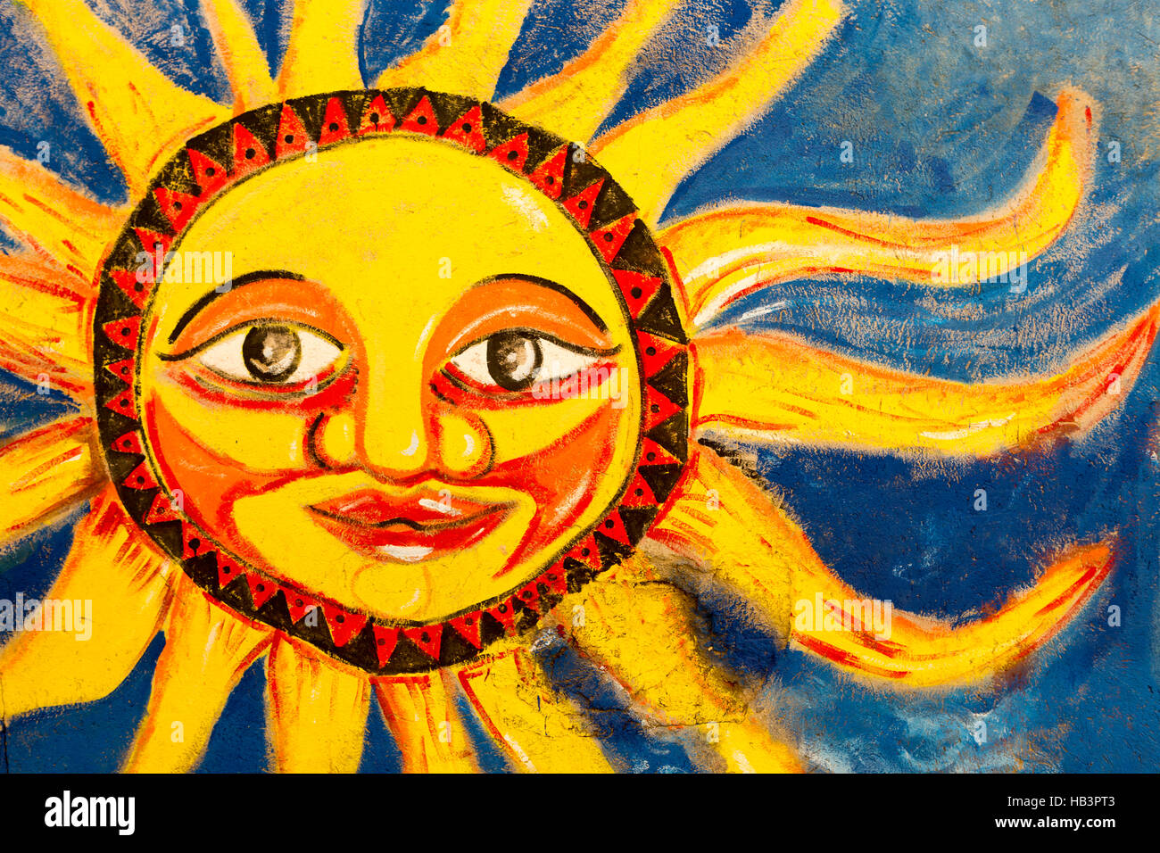 El sol brillante color mural pintado en la pared de Santa Marta, Colombia. Foto de stock
