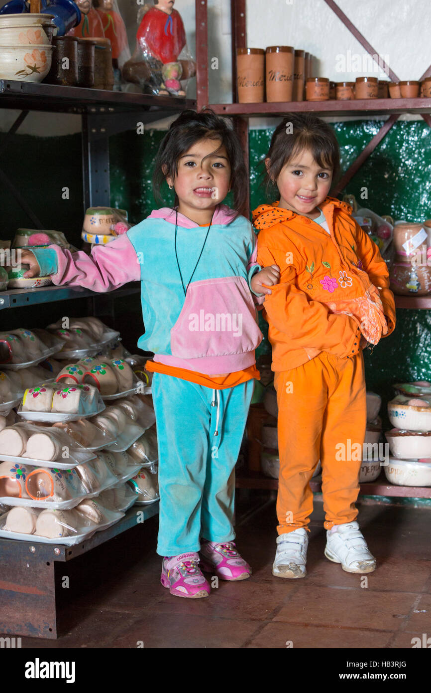 Retrato de dos jóvenes hermanas venezolano Foto de stock