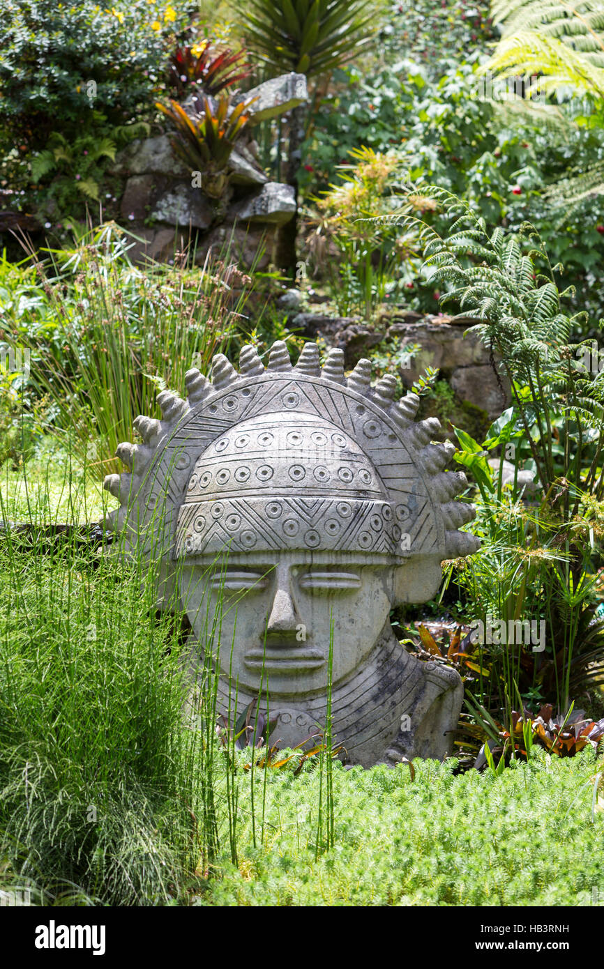 Escultura Inca con variada vegetación y plantas. Santafe de Bogota. Foto de stock
