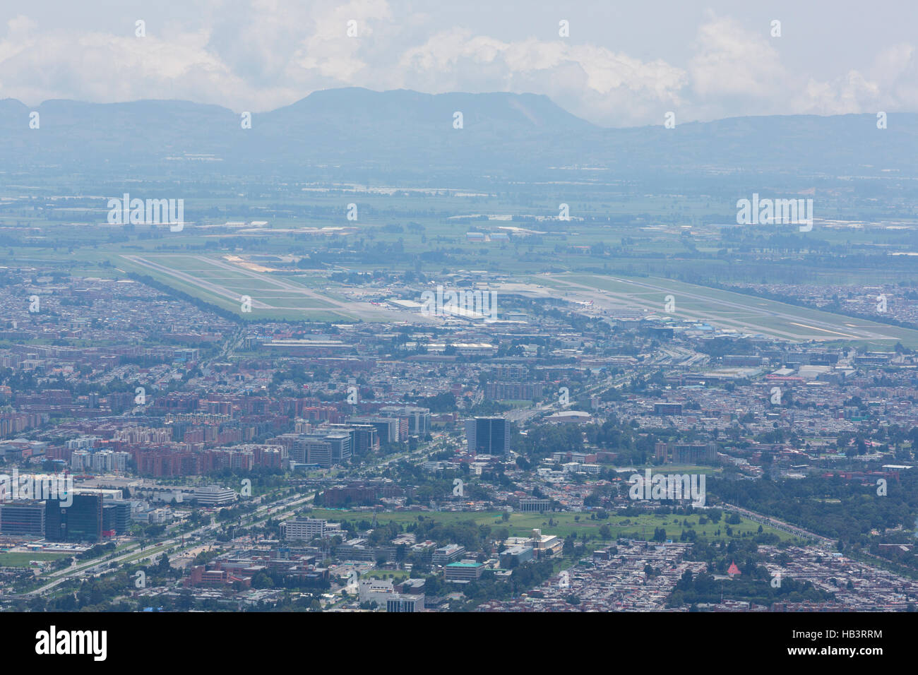 Vista aérea de Bogotá y el Aeropuerto El Dorado, Colombia Foto de stock
