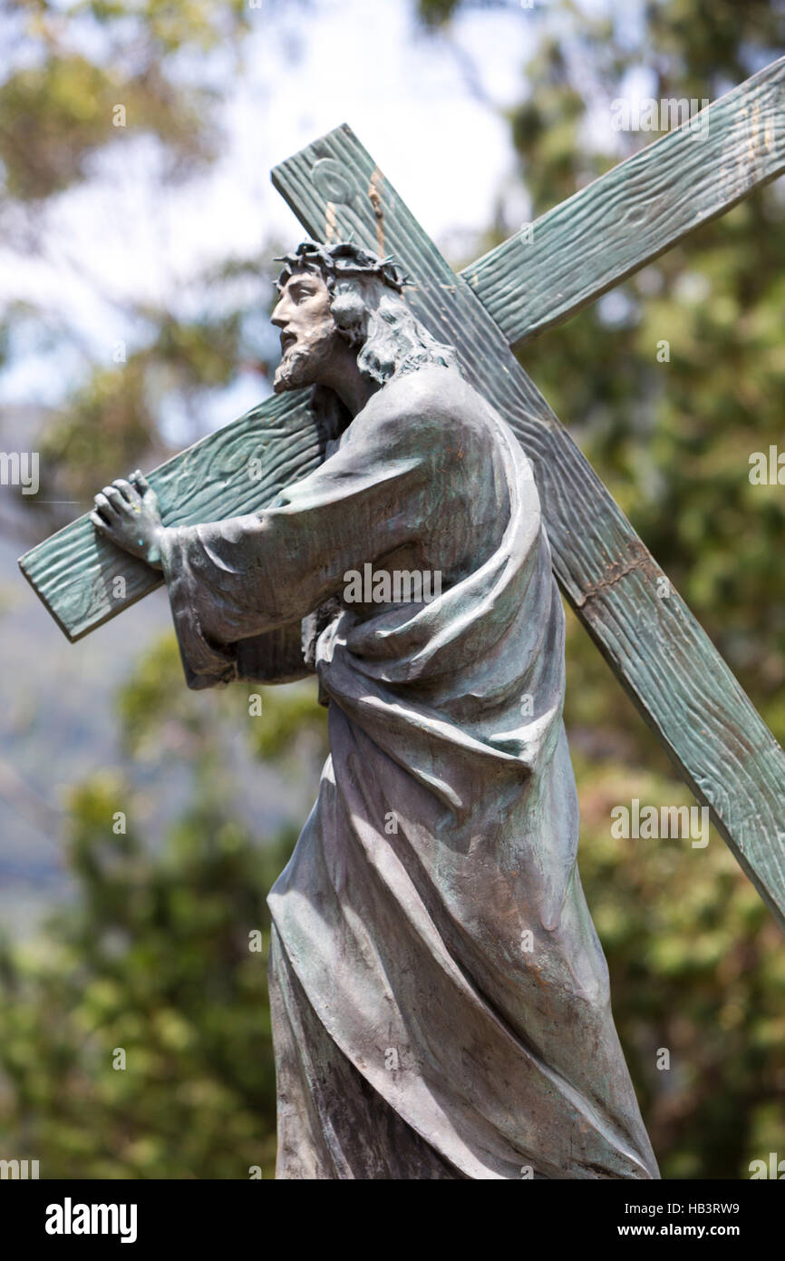 Antigua estatua de Cristo llevando la cruz cristiana en Bogota. Foto de stock