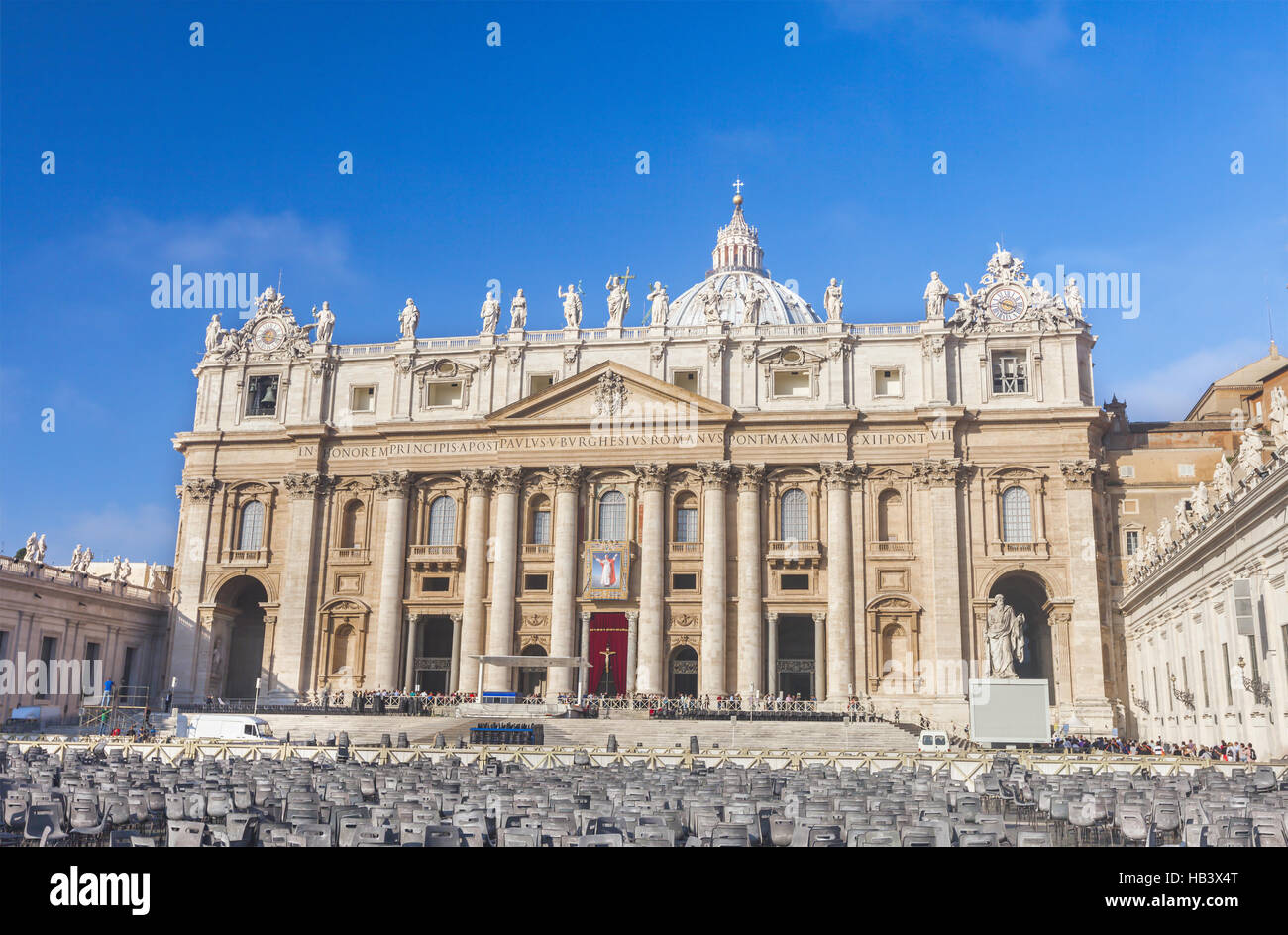 Con vista a la plaza de la ciudad del Vaticano con la basílica Foto de stock