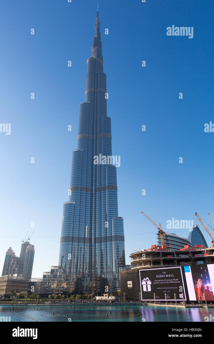 El Burj Khalifa con clear blue sky en Dubai, el edificio más alto de mundo Foto de stock