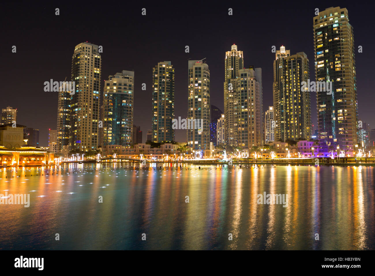 Noche de Dubai ciudad con modernas skycrapers, EAU Foto de stock