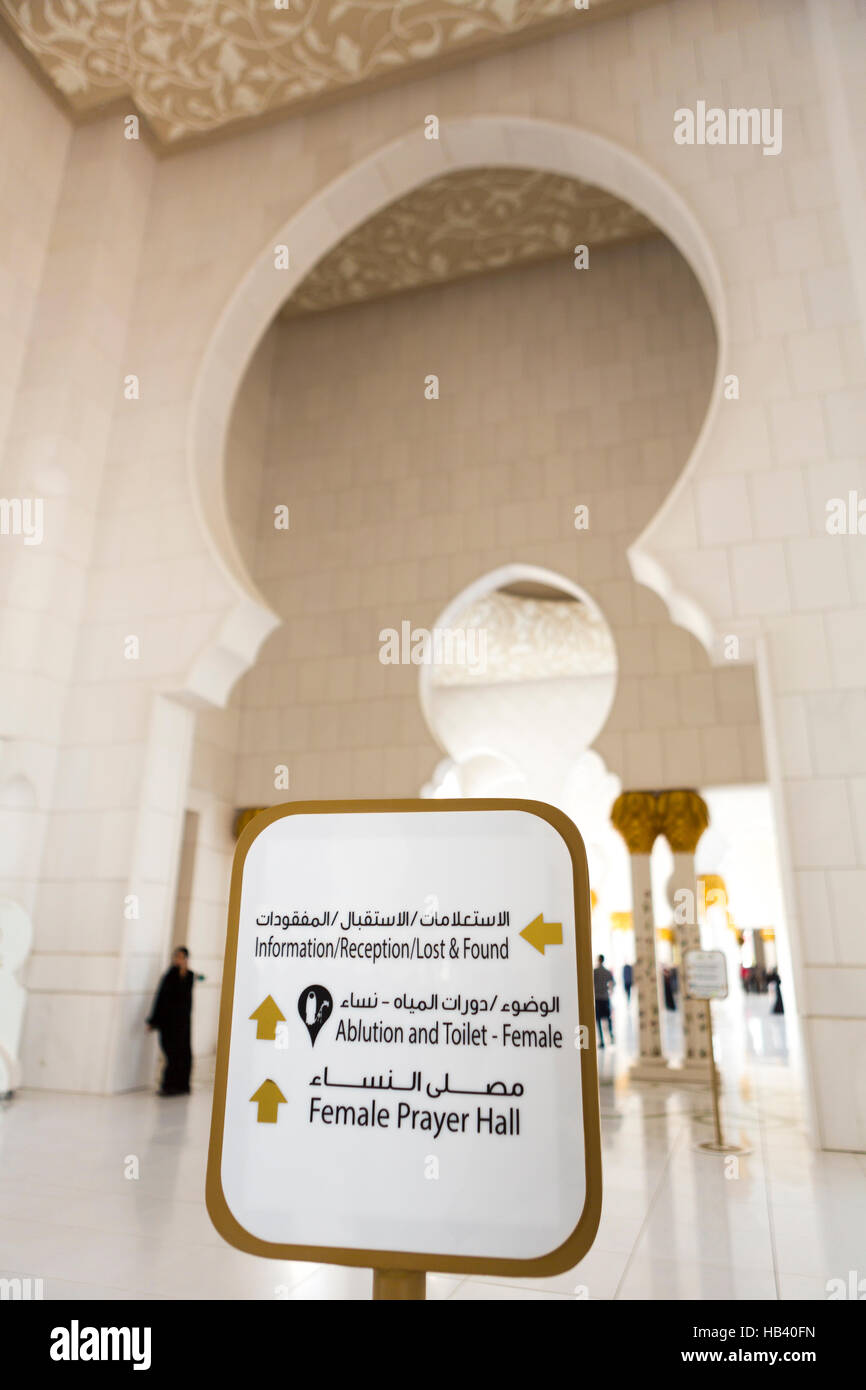 Cartel direccional en Abu Dhabi Mezquita Sheikh Zayed Foto de stock