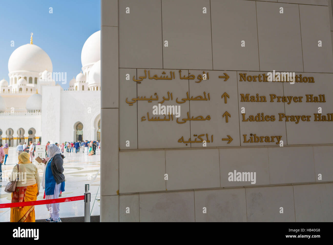 Información direccional en Abu Dhabi Mezquita Sheikh Zayed Foto de stock