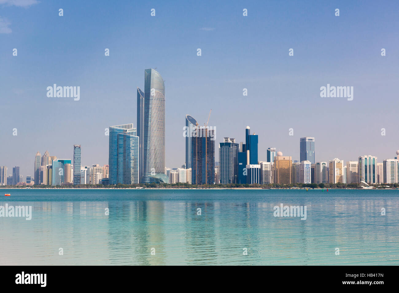 Luz diurna con rascacielos Skyline de Abu Dhabi Foto de stock