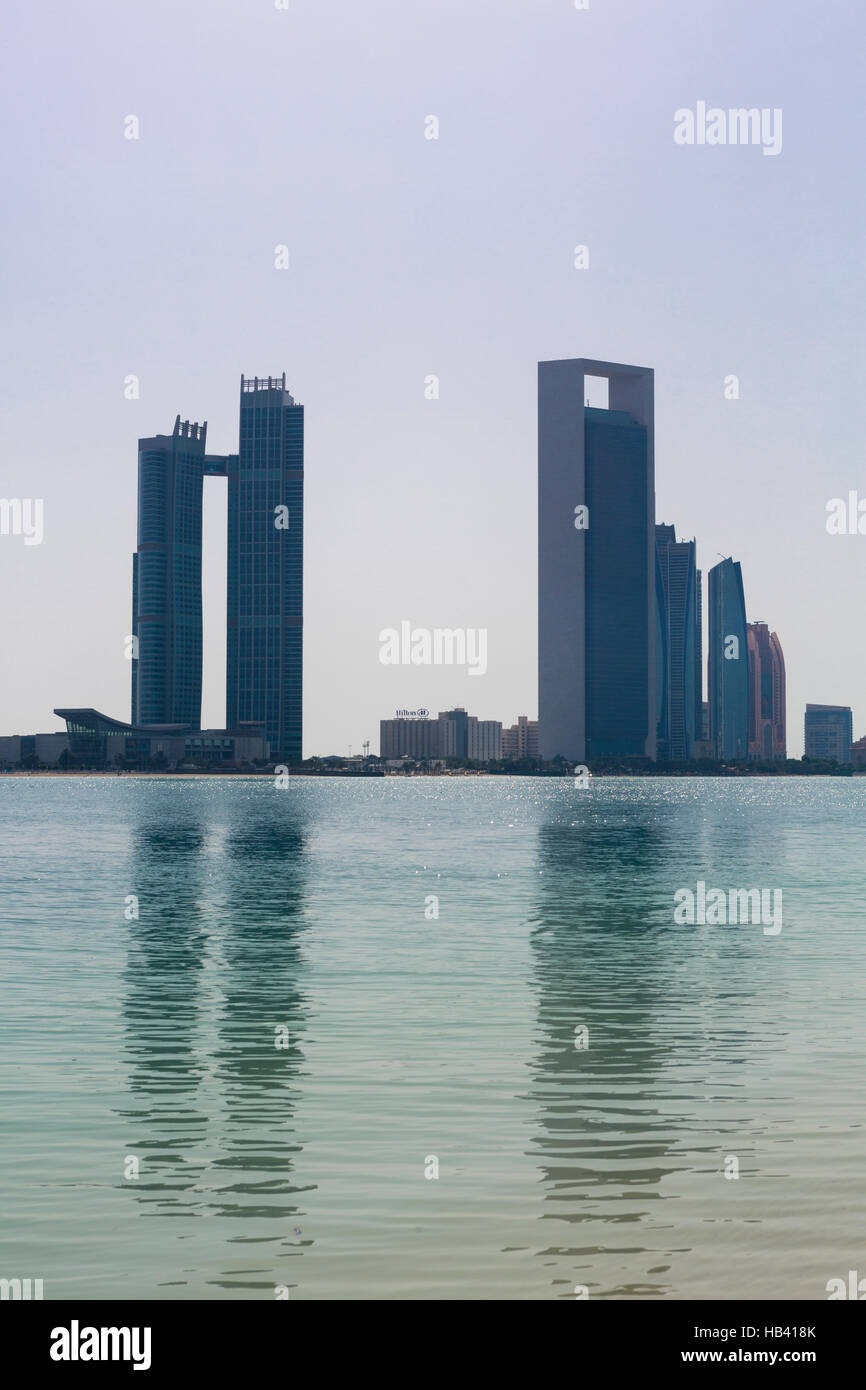 Luz diurna con rascacielos Skyline de Abu Dhabi Foto de stock