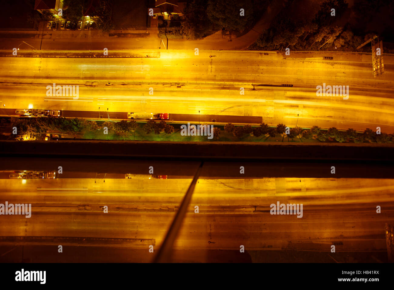 Vista aérea de vacío de la autopista en Miami por la noche Foto de stock