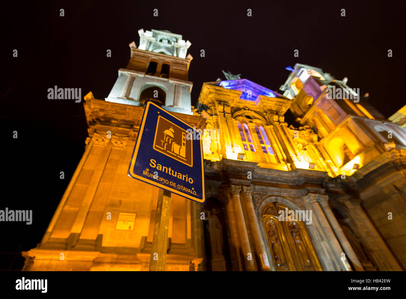 Señal de entrada a la Iglesia el Jordán en la noche de la ciudad de Otavalo, Ecuador Foto de stock