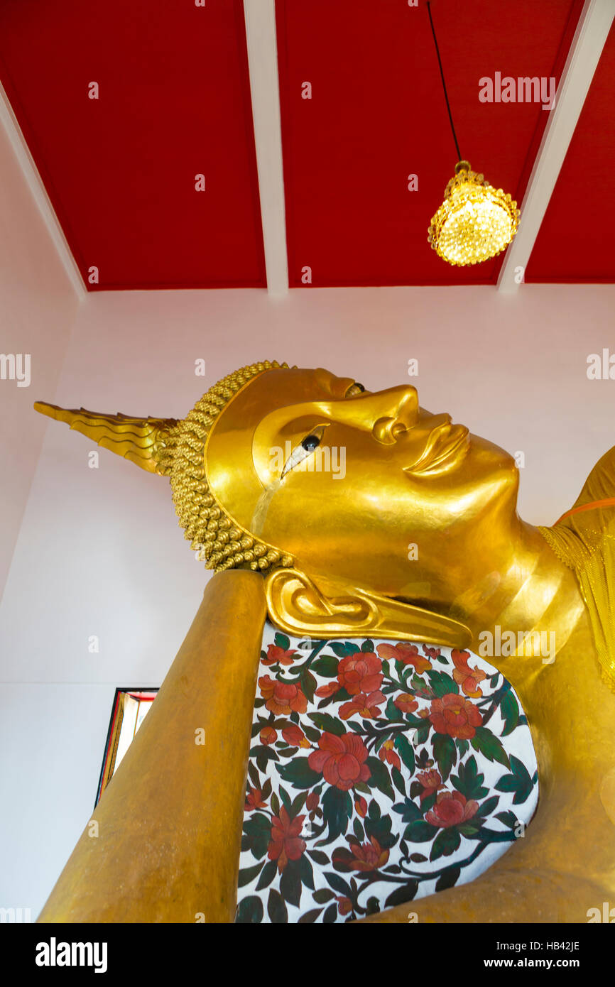 Buda de oro dentro de un templo de Tailandia, Bangkok, Tailandia. Foto de stock