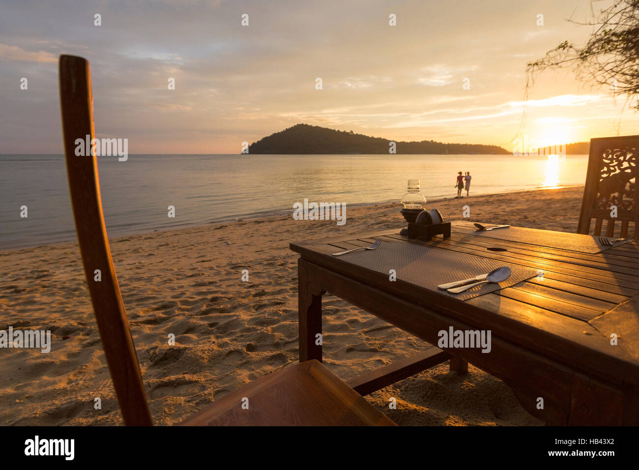 Cena romántica con la puesta de sol, mar y playa de la isla de Koh Chang. Foto de stock