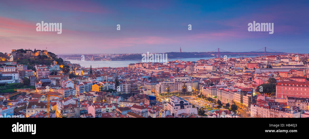 Panorama de Lisboa del amanecer. Portugal durante el dramático amanecer. Foto de stock