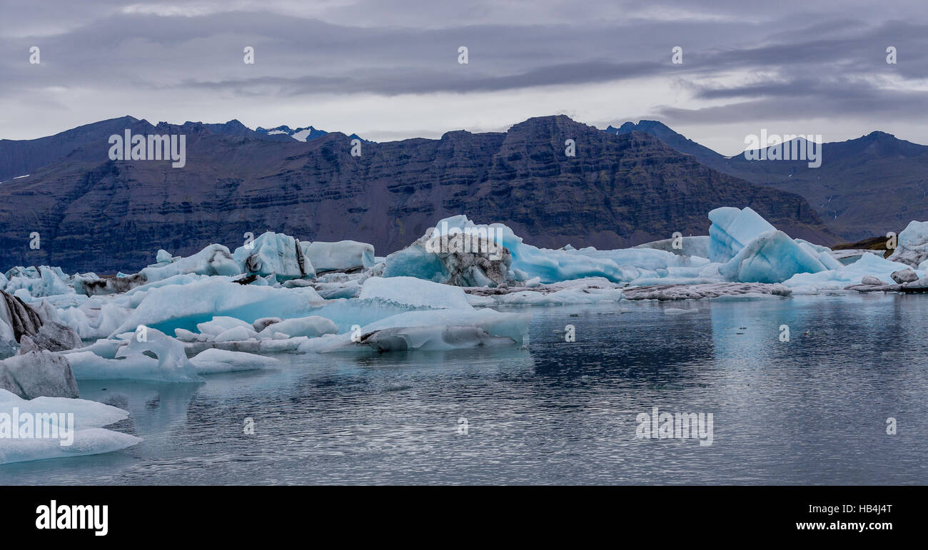 La laguna del glaciar en el sur de Islandia con montañas de fondo Foto de stock