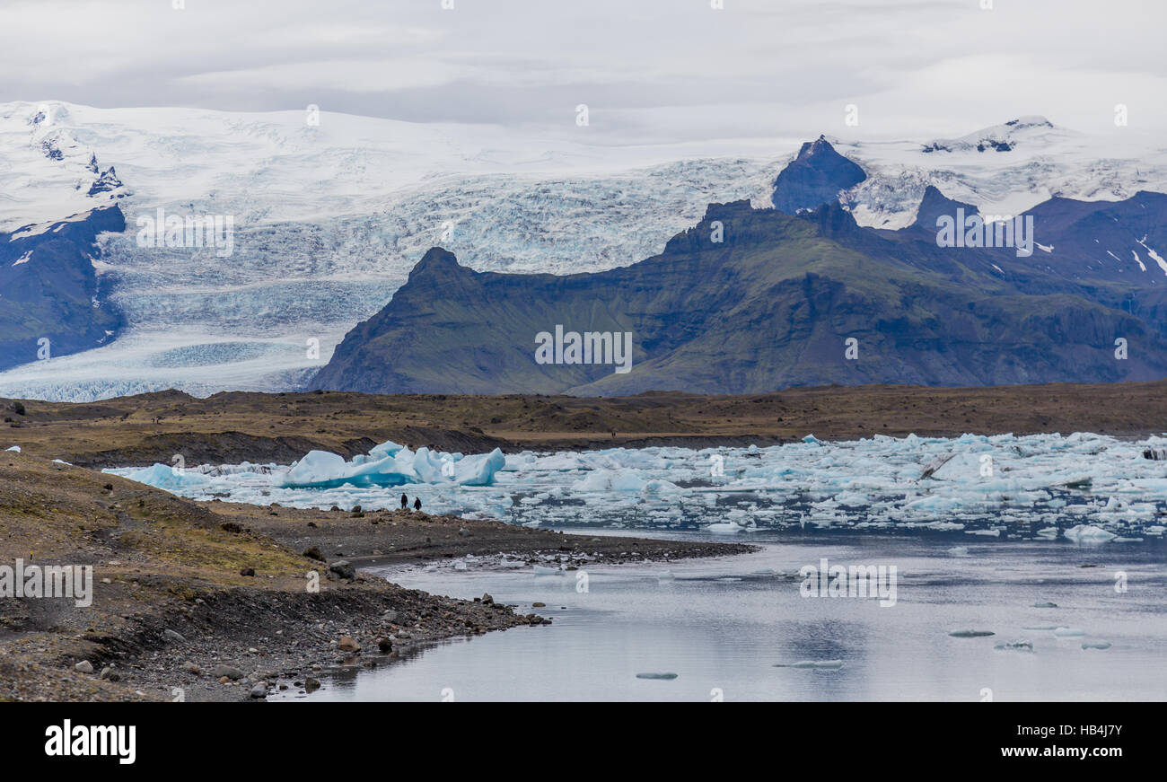 La laguna del glaciar en el sur de Islandia con montañas de fondo Foto de stock