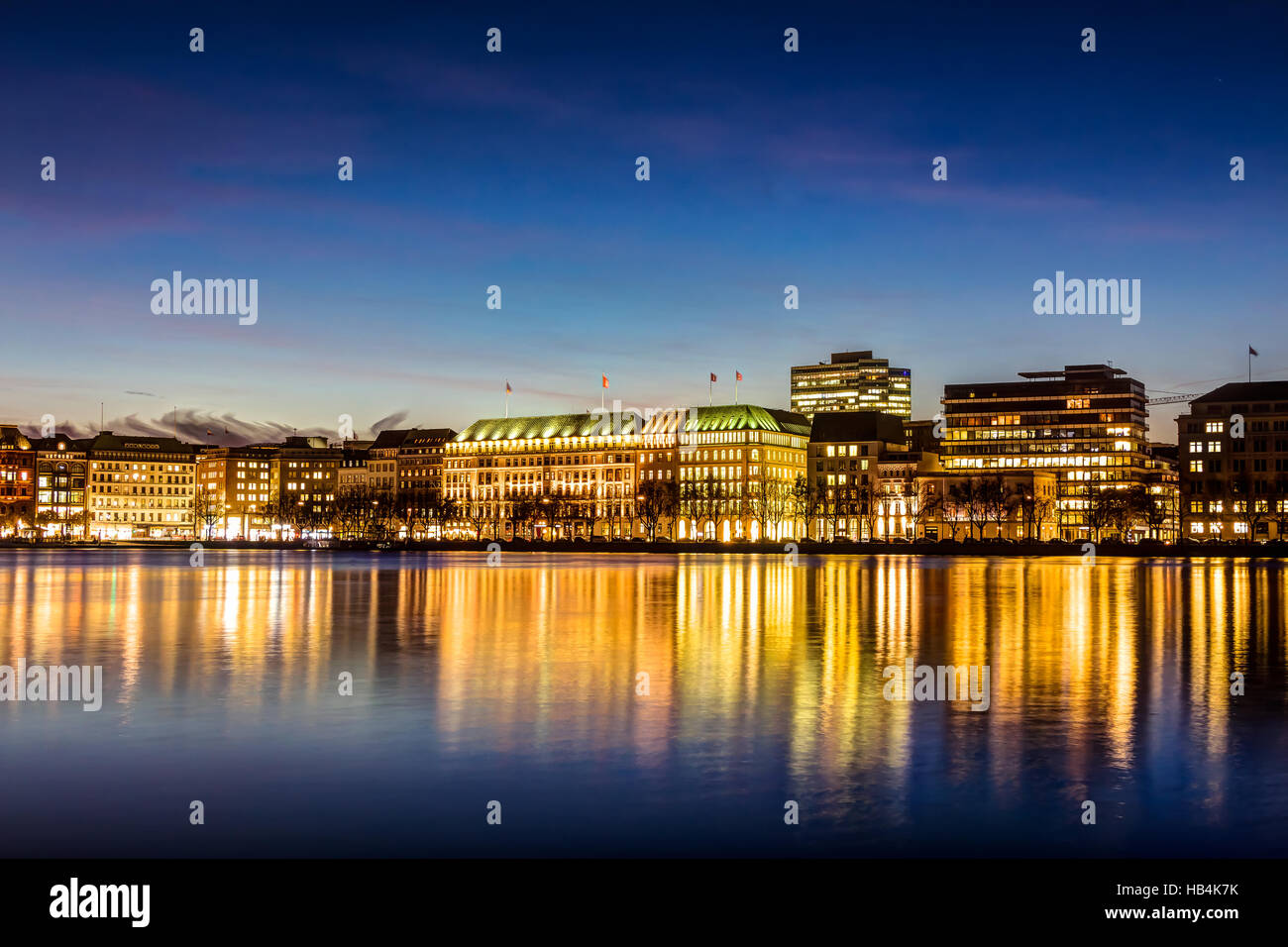 Hamburgo Binnenalster y skyline Foto de stock