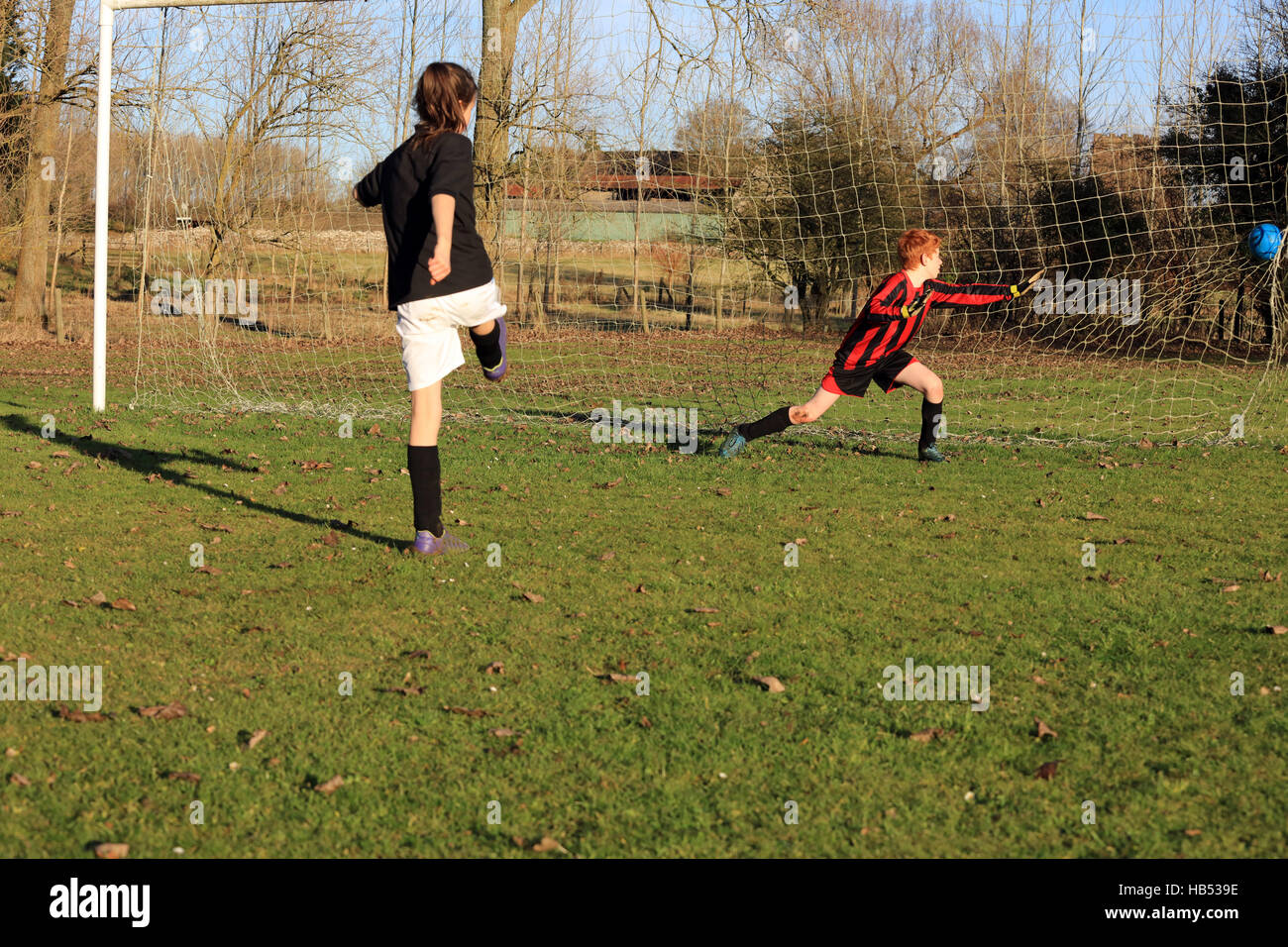 Chica teniendo penalti, el fútbol inglés Foto de stock