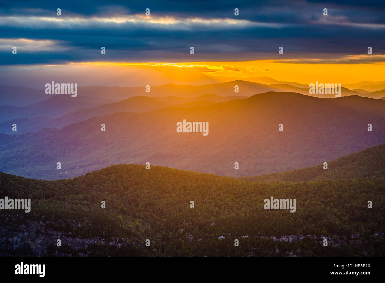 Puesta de sol sobre las montañas Blue Ridge de Table Rock, en el aro de Linville Gorge en el Bosque Nacional de Pisgah, Carolina del Norte. Foto de stock