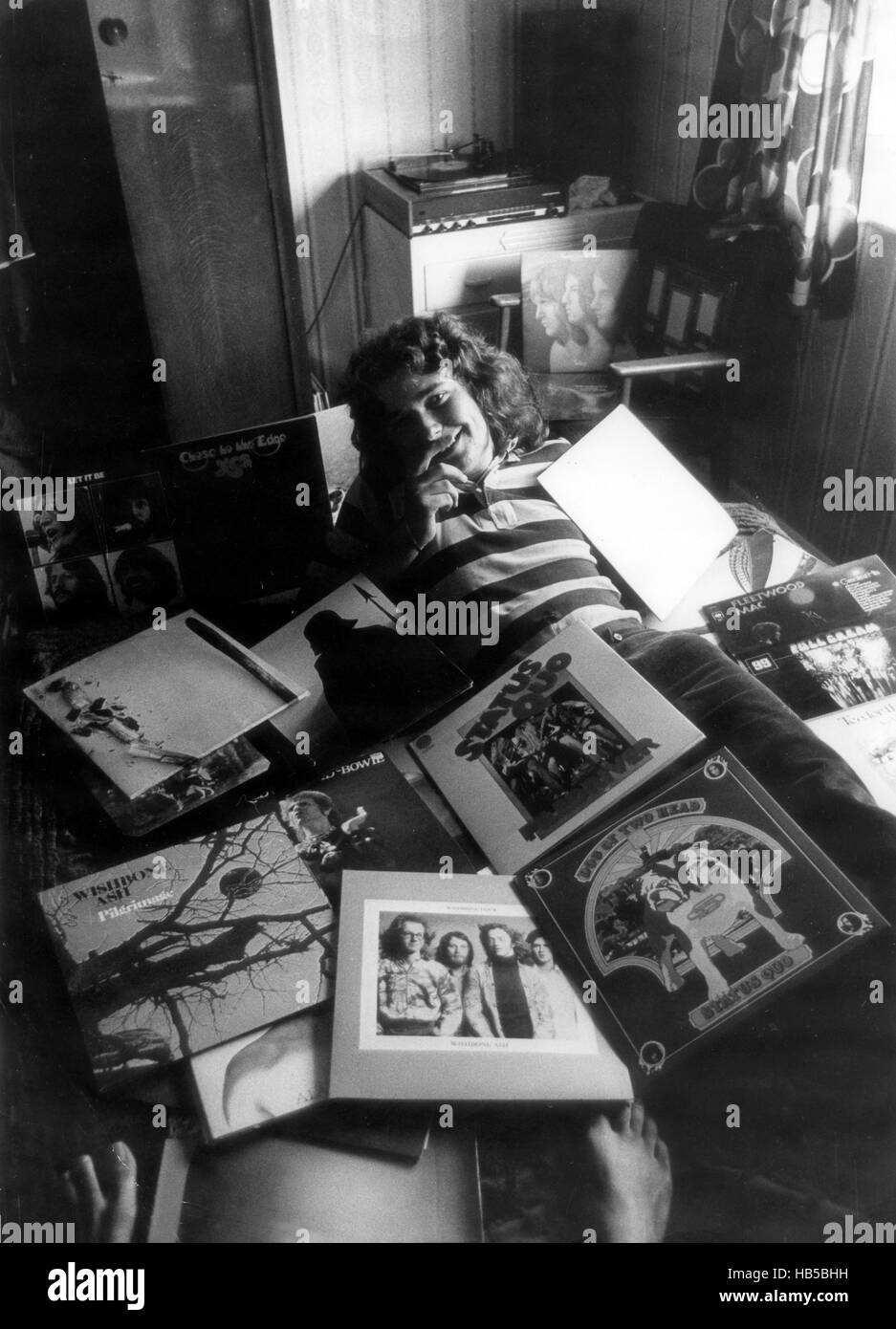 Adolescente con música discos vinilo colección álbum 1970s, colección de discos Gran Bretaña Reino Unido adolescente joven blanco hombre caucásico joven hombre masculino retro colección de discos estudiante Foto de stock