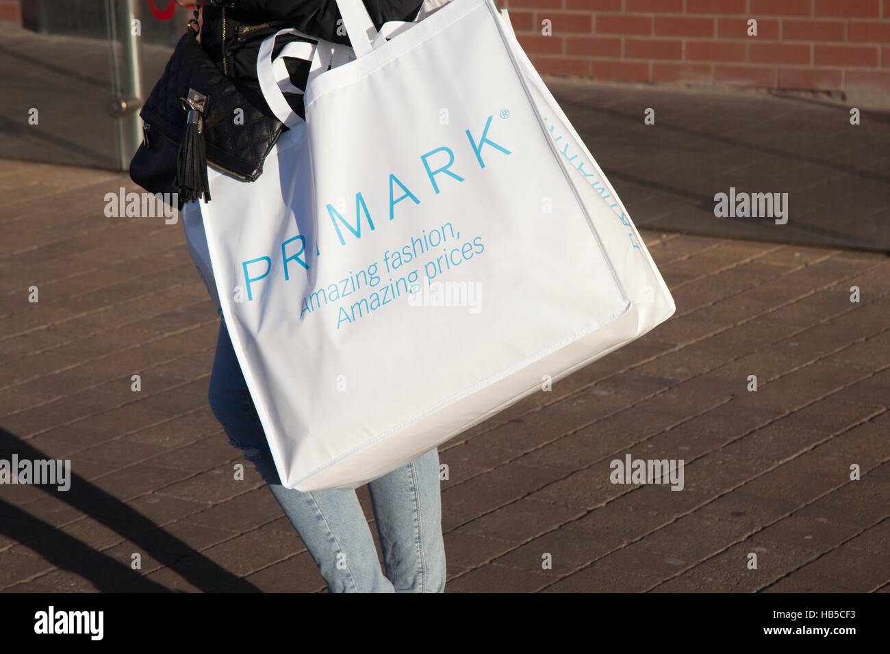 Los compradores con Primark bolsas reutilizables de almacenar las compras  en el Centro Comercial, Banco Houndshill Hey St, Blackpool Lancashire, UK  Fotografía de stock - Alamy