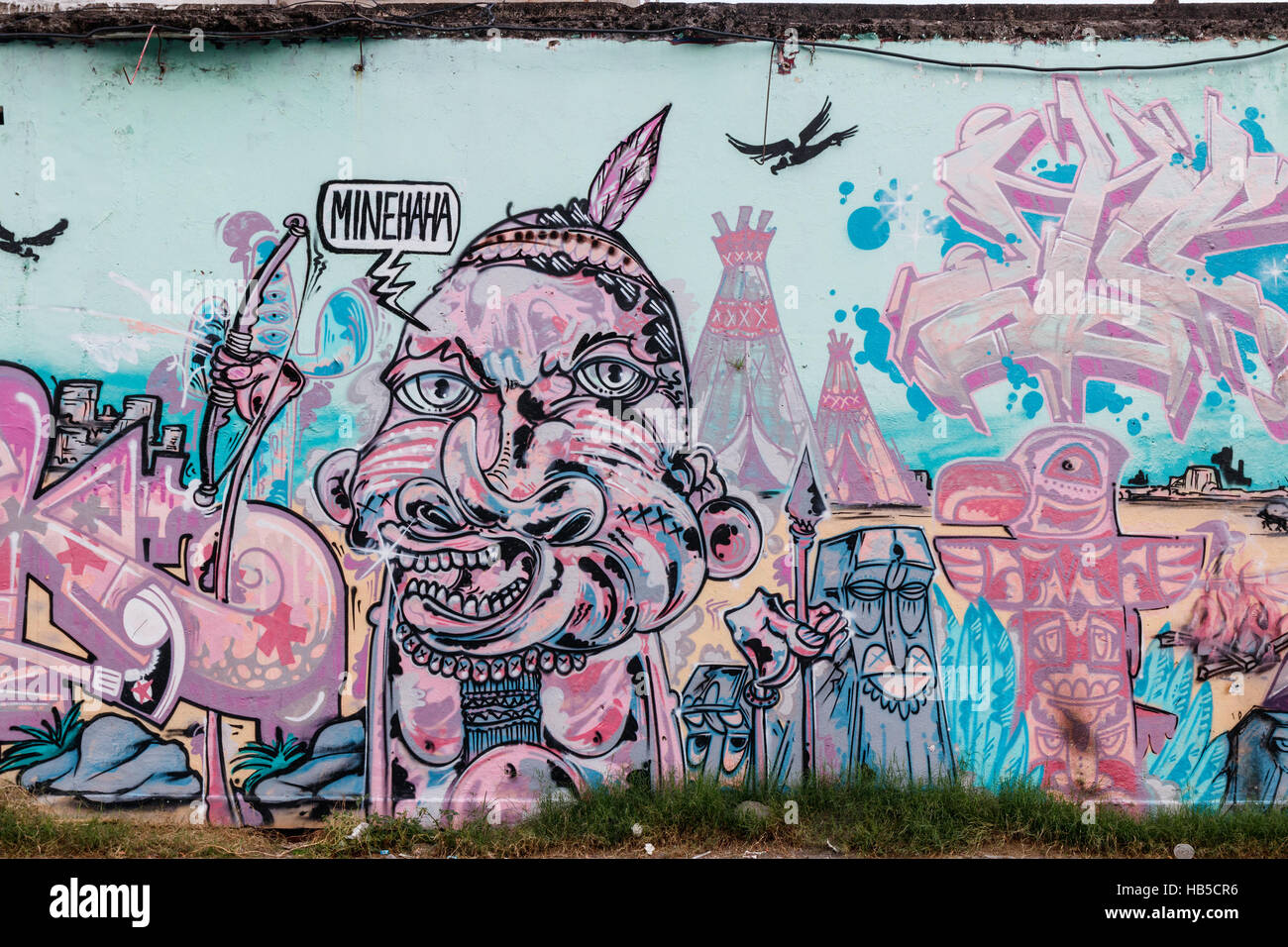 Arte en la calle en una pared en Yogyakarta. El arte de la calle en Yogyakarta tiene a menudo un mensaje político. Java, Indonesia. Foto de stock