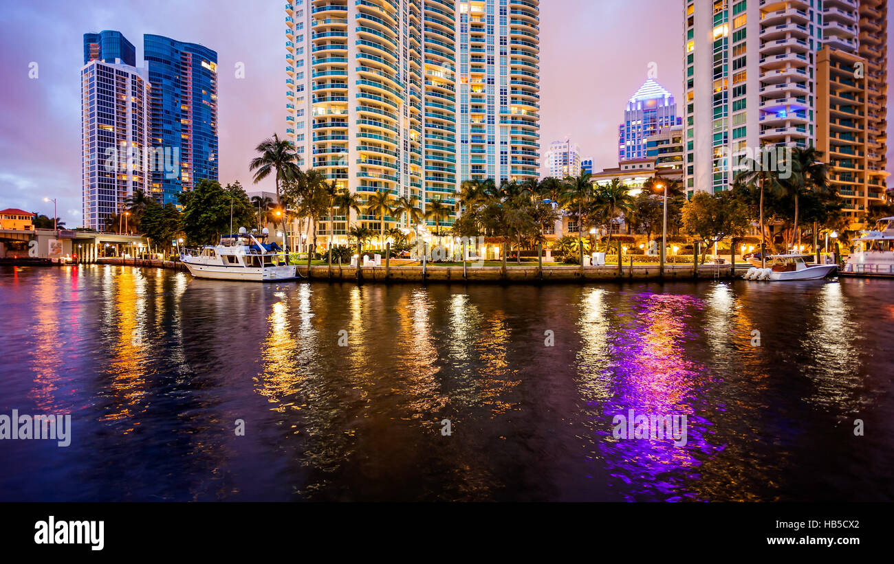 Fort Lauderdale skyline en la noche a lo largo de New River Foto de stock