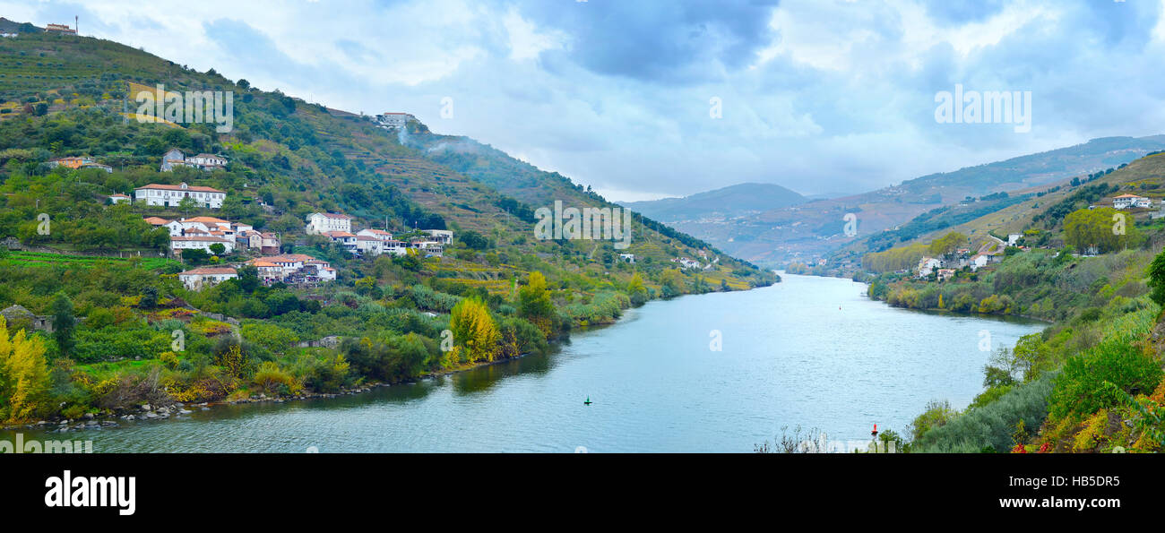 Río Duero, viñedos y pueblos en las colinas. Porto provincia. Portugal Foto de stock