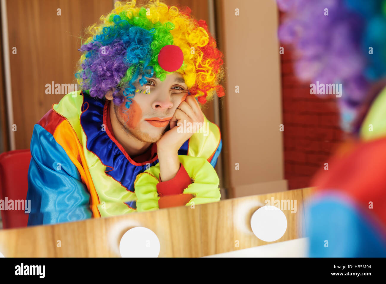 Payaso de circo busca en un espejo en la sala de maquillaje Fotografía de  stock - Alamy