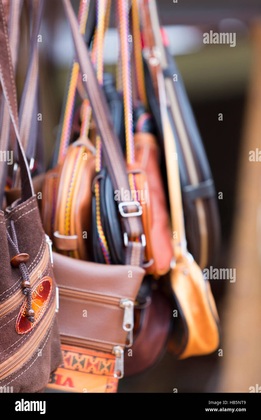 Bolsos de cuero artesanales para la venta en el mercado Guatape, Colombia  Fotografía de stock - Alamy