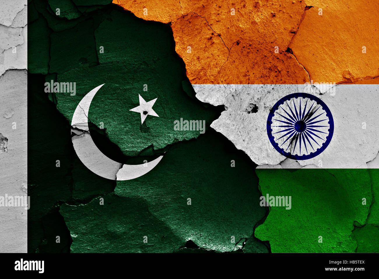 Banderas de Pakistán e India, pintado en la pared agrietada Foto de stock