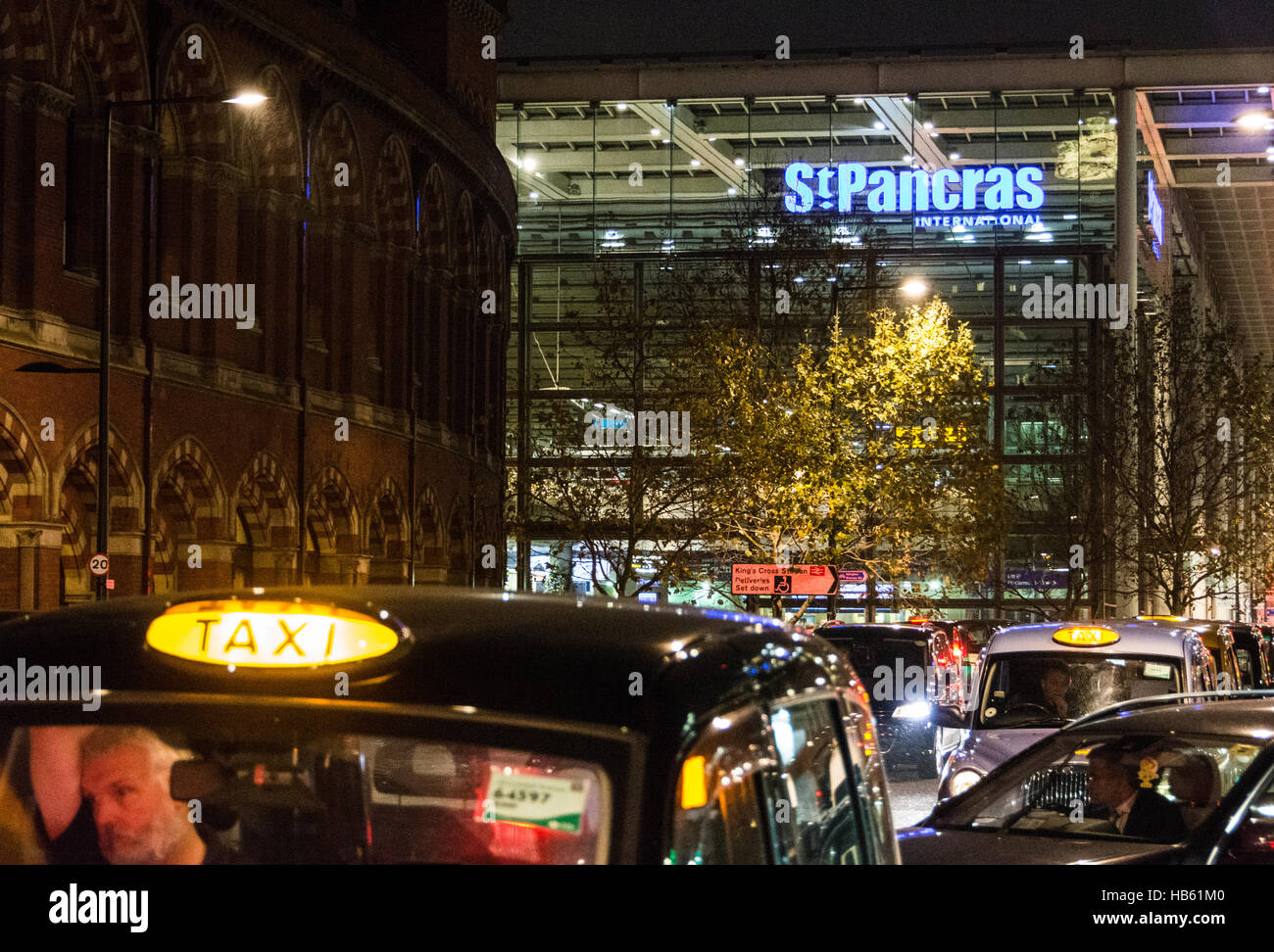 Los taxis en las afueras de St. Pancras Station en Londres, Inglaterra, Reino Unido. Foto de stock