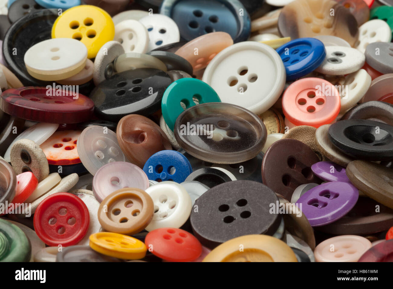 Colección de coloridos botones de costura cerca de fotograma completo Foto de stock