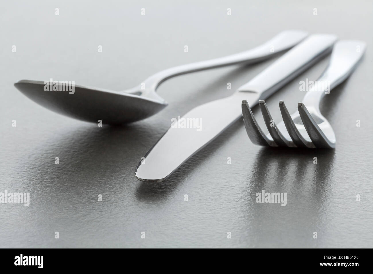 Horquilla de metal brillante, cuchara y cuchillo Foto de stock
