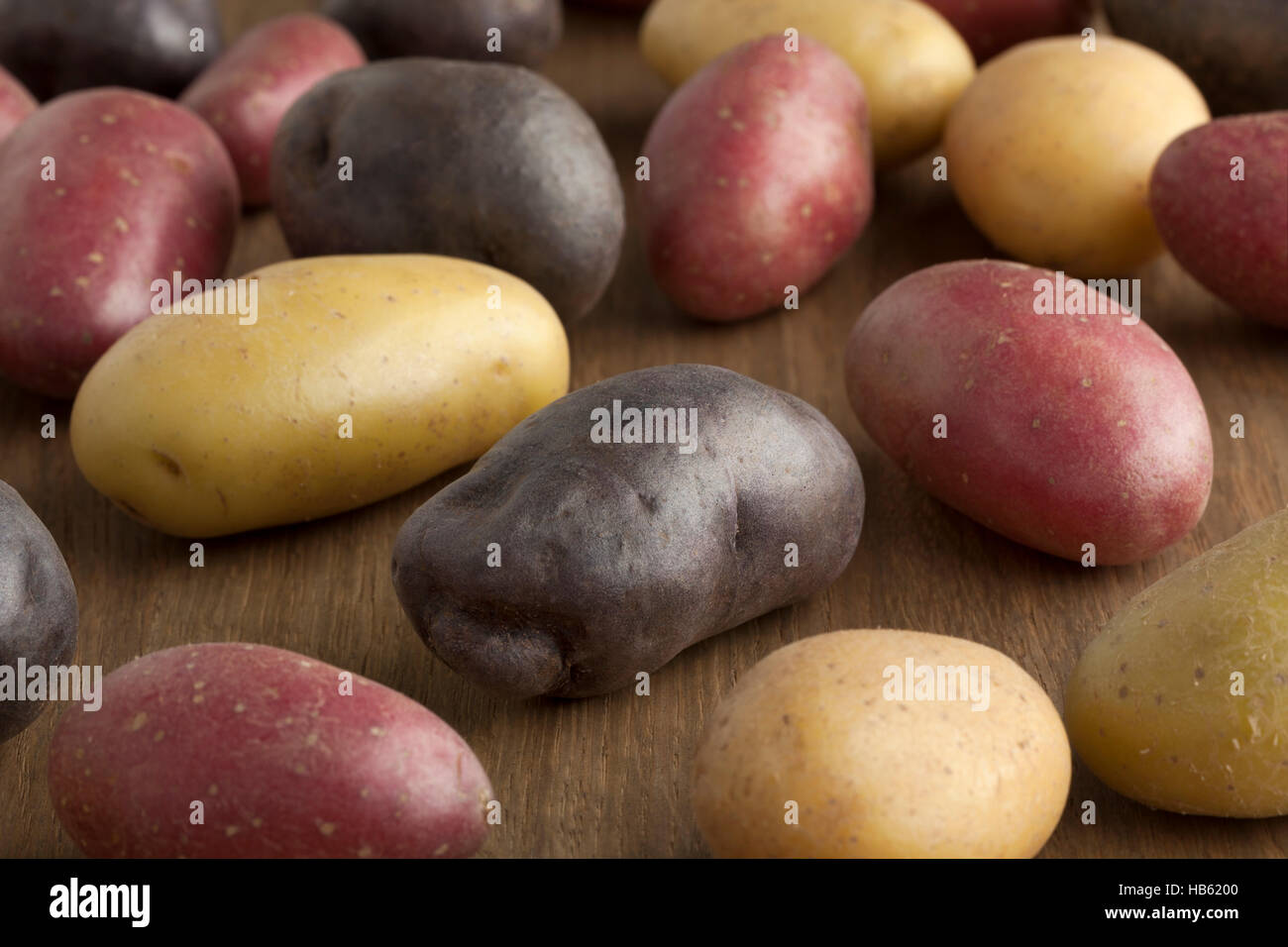 Variedad de frescas patatas diferentes Foto de stock