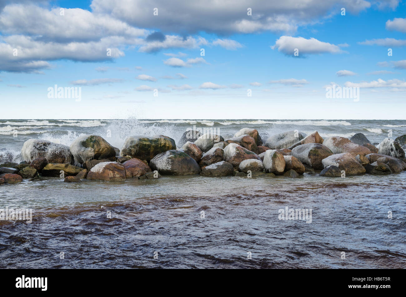 Las olas rompiendo sobre las rocas Foto de stock
