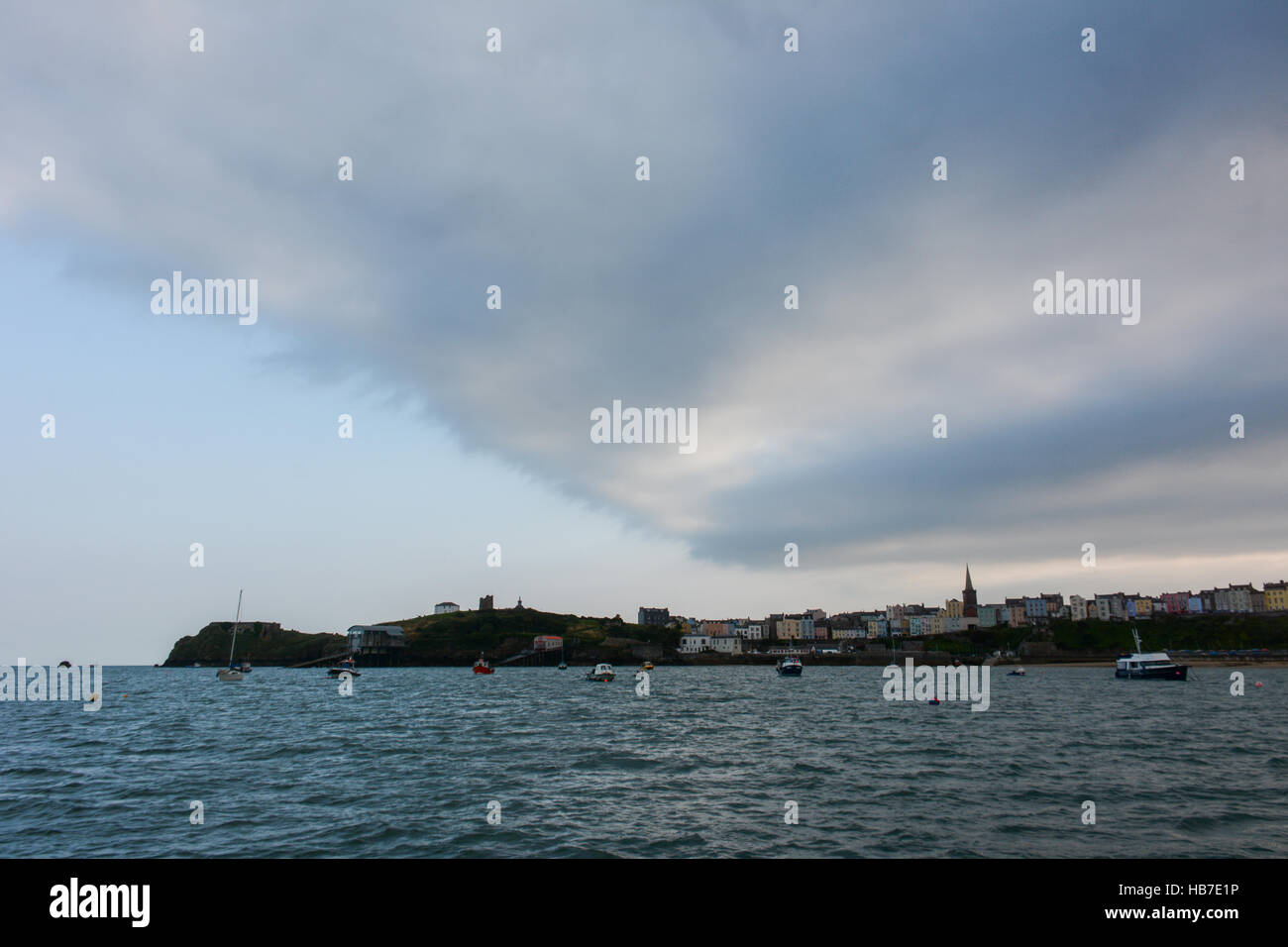 Nubes sobre frontales) tenby en una noche de verano Foto de stock