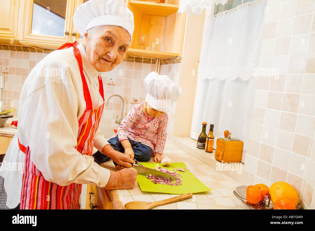 Anciana cocinar con la ni a en casa Fotograf a de stock Alamy