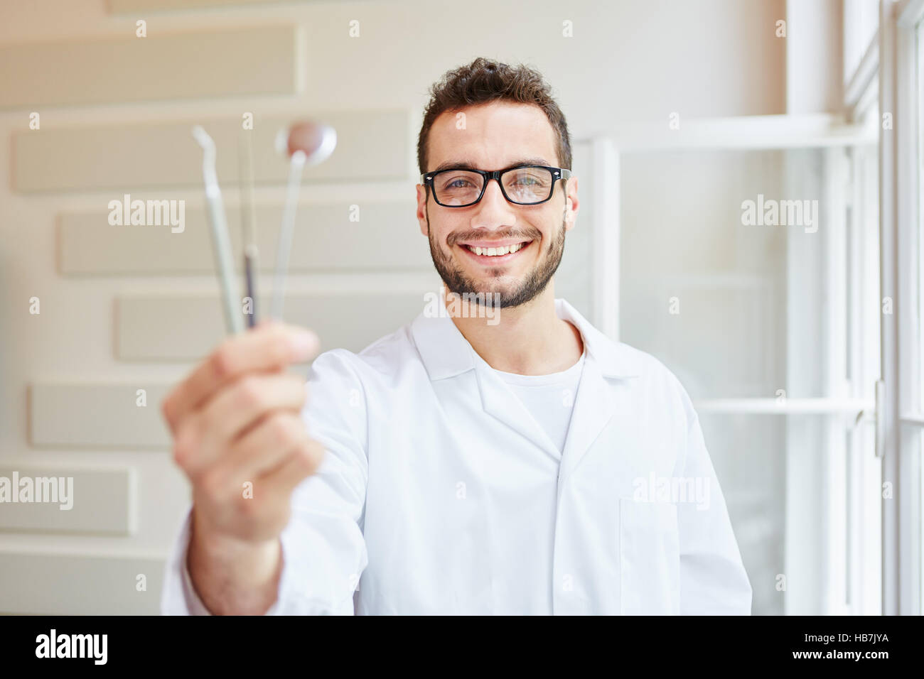 El hombre como profesión enfermera dental holding instrumentos dentales Foto de stock