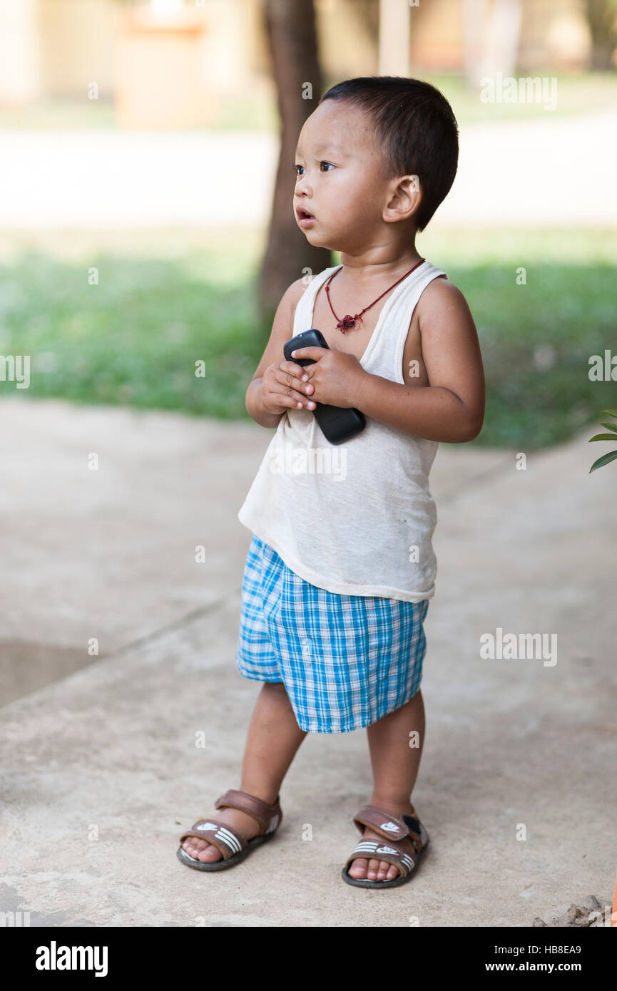 Niños con online sandalias