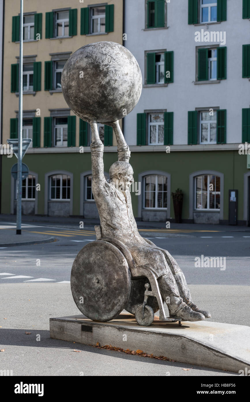 La escultura, Einwurf zum Spiel, throw-in, el artista Robert Indermaur, 2007 Chur, Cantón de los Grisones, Suiza Foto de stock