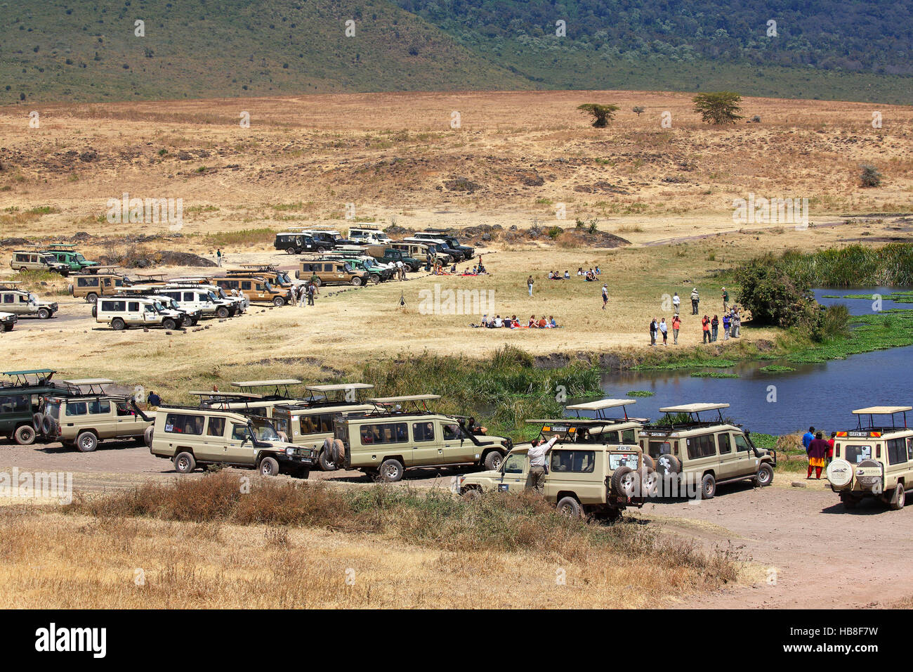 Los turistas de safari, los cuatriciclos en la zona de descanso, Ngorongoro, el Parque nacional Serengeti, Tanzania Foto de stock
