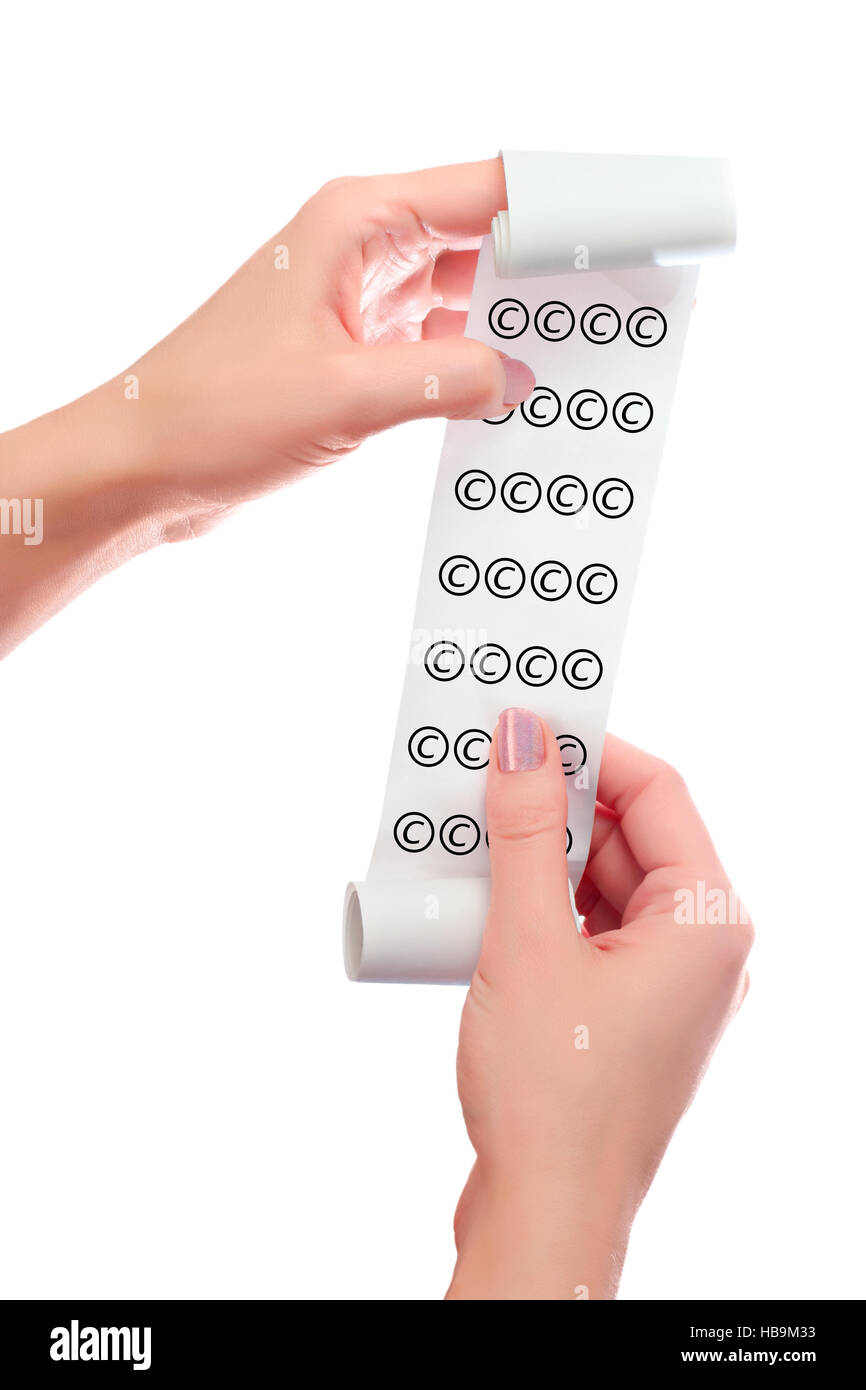 Mujer mantenga en sus manos el rollo de papel con recibo impreso modelo de plantilla. Se visualiza el símbolo de copyright. Compras, Planificación y Finanzas concepto. Copia S Foto de stock